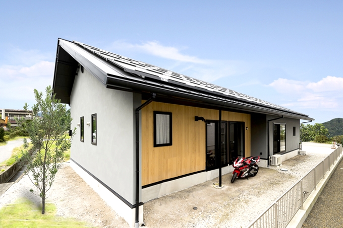 ワンフロアに快適性をもたらす土間とロフトのある平屋