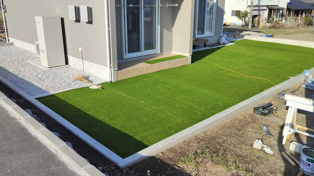 「家」に「庭」と書いて「家庭」になる。